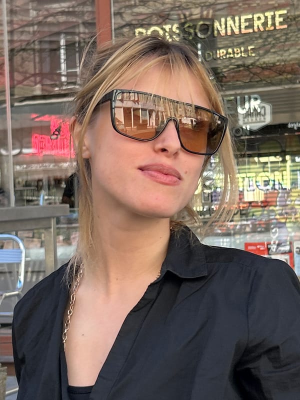 Outdoor seafood lunch documented at Pantin restaurant