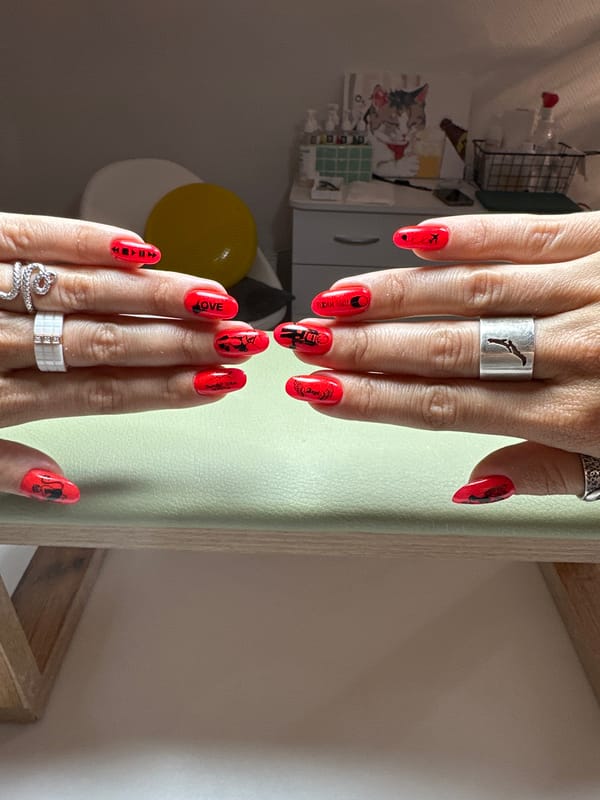Nail art close-ups and selfies from a Vladimir apartment