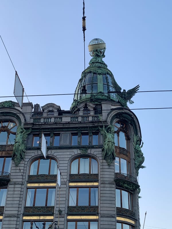Tourist documents Saint Petersburg's historic architecture in 9-minute walking tour