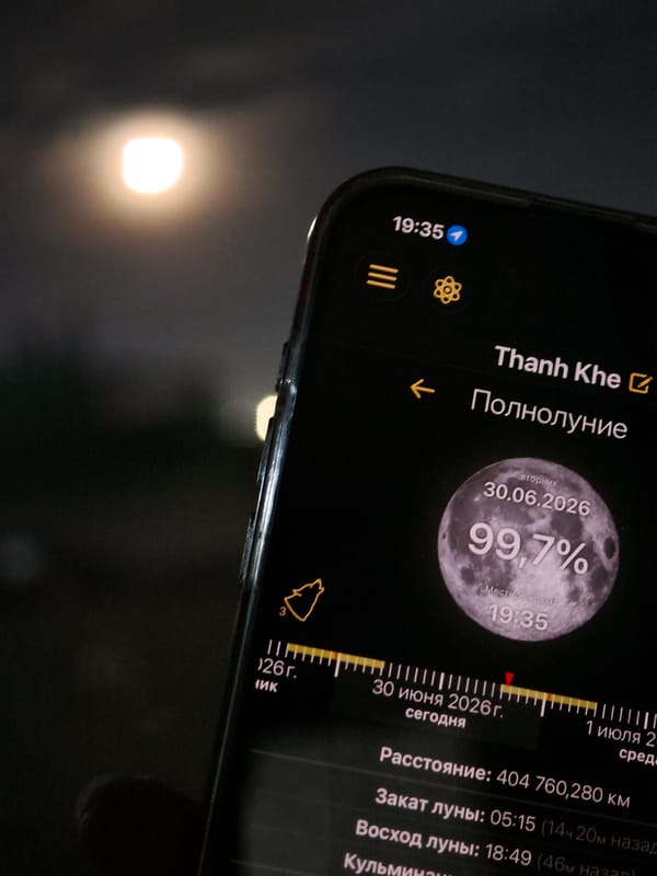 Full moon rises over Đà Nẵng rooftops, tracked live on a lunar app