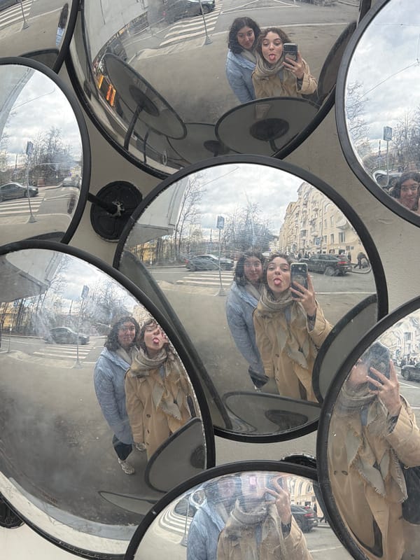Casual Moscow moments: art installation selfies, vintage car sighting
