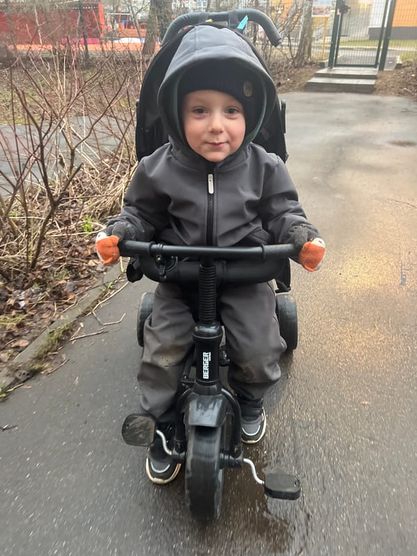 Everyday neighborhood moments documented in Mytishchi, Russia