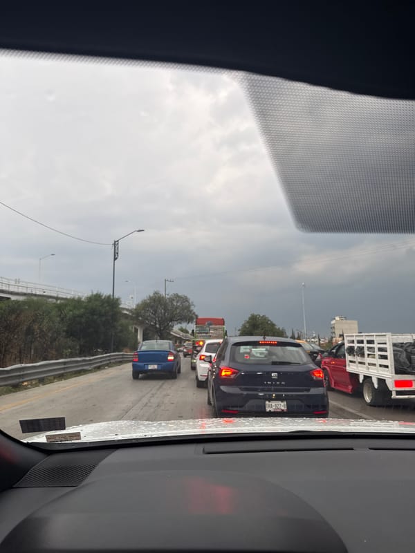 Traffic jam with tow truck in San Bernardino Tlaxcalancingo
