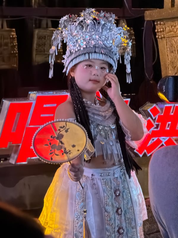 Traditional costume culture on display in Chongqing's Yuzhong District