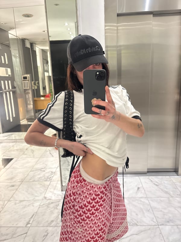 Person Takes Elevator Selfies in Buenos Aires Building