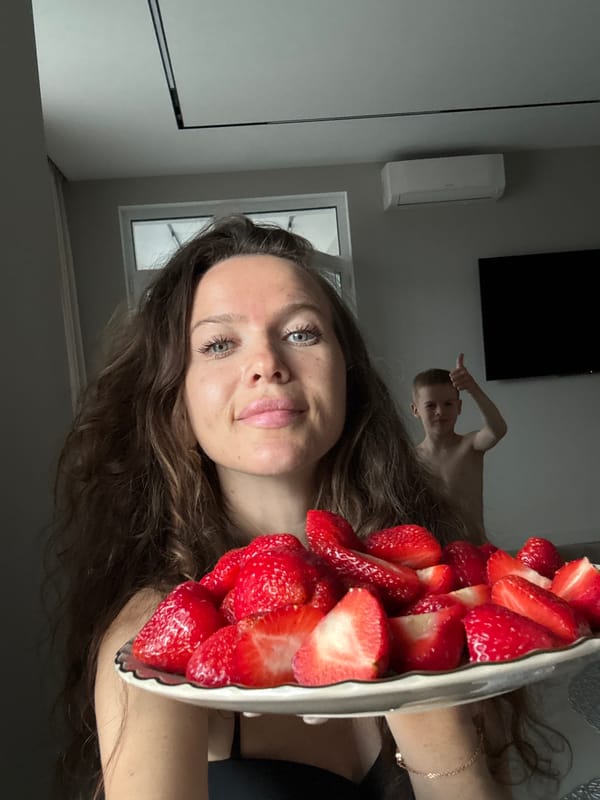 Relaxed home afternoon in Dolgoprudny with fruit and casual photos