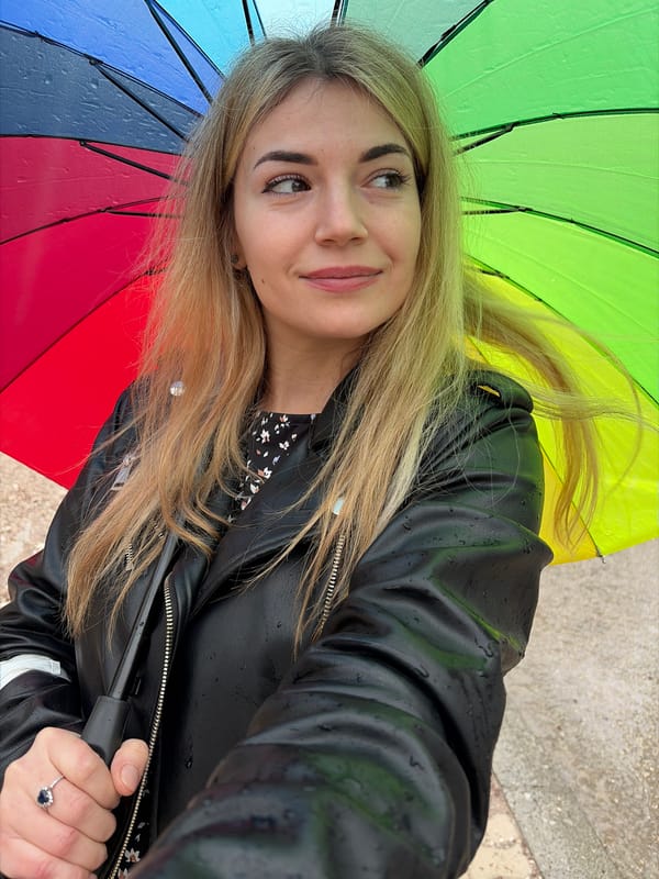 Woman documents morning routine through selfies in Budva
