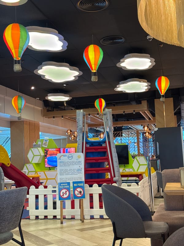 Airport lounges, kids' play zones, and dining spots in Chișinău