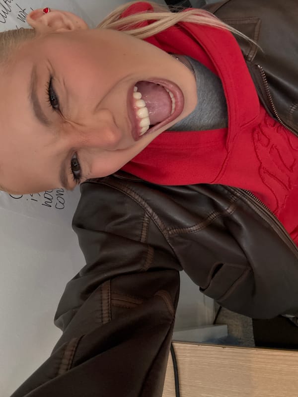 Expressive moment captured in upside-down photo in Antwerp
