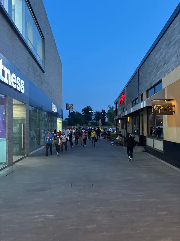 Late-night shopping activity documented at Puebla mall complex