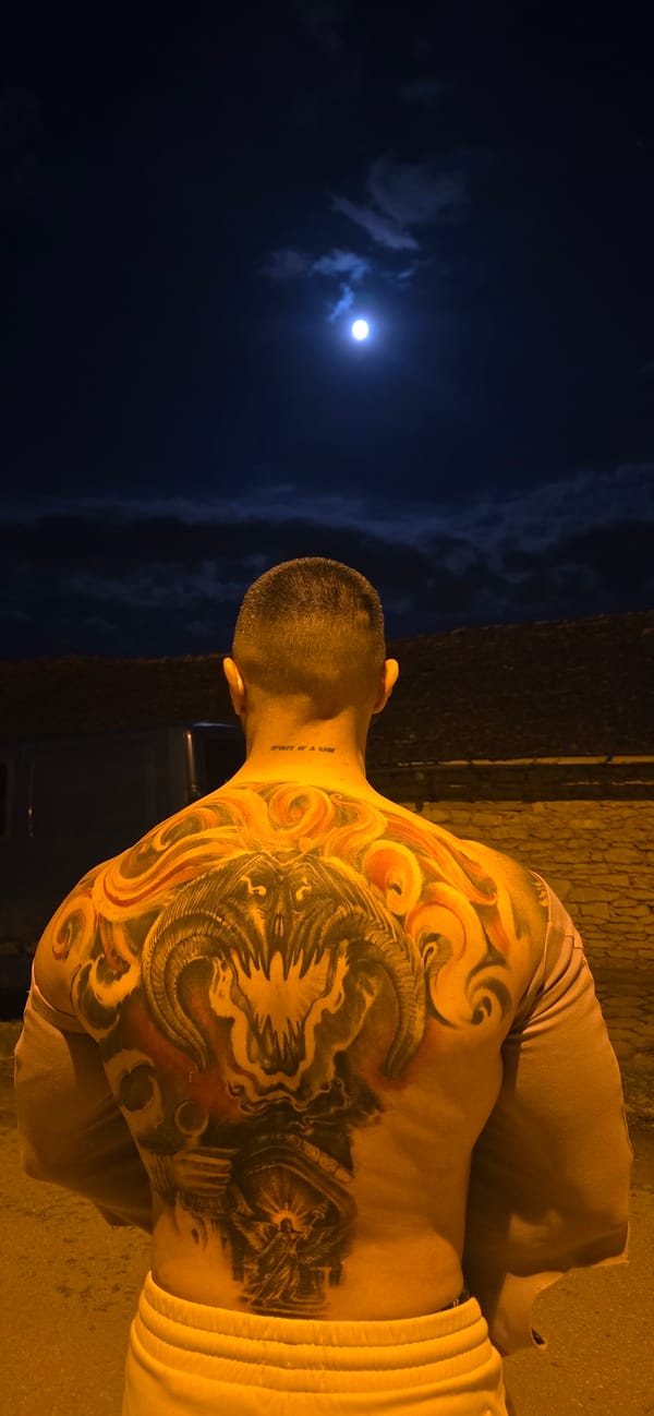 Tattooed man spotted during nighttime hours in Ledenik, Bulgaria