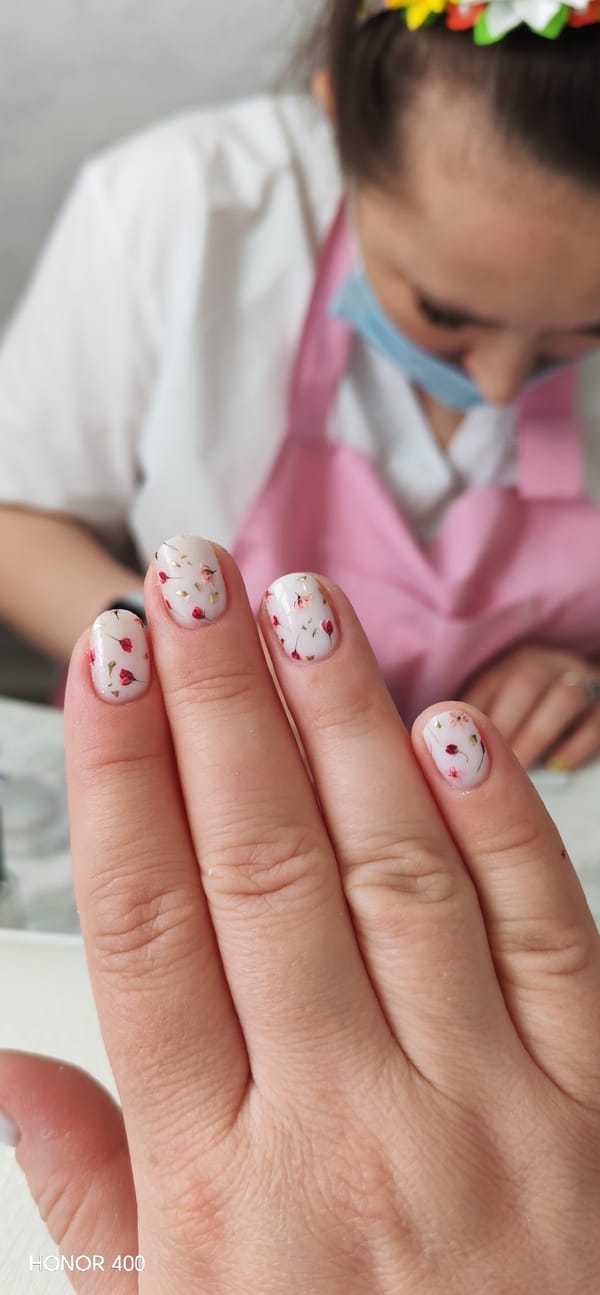 Nail salon session documented in Noviy, Russia
