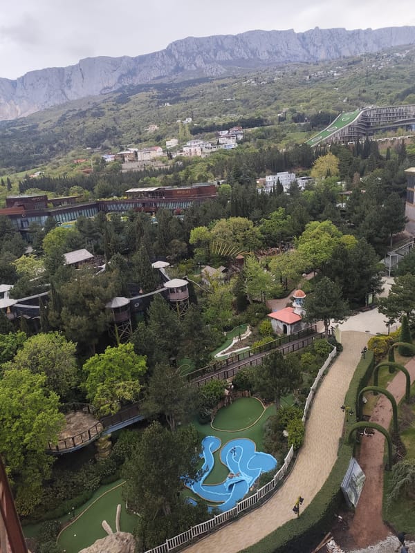 Tourist captures scenic resort views in Ukrainian coastal town