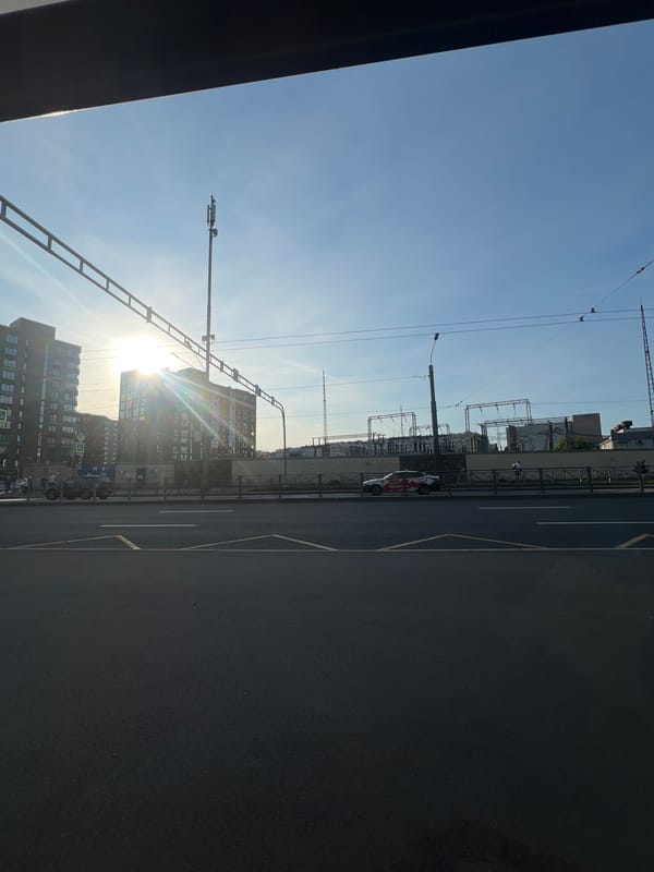Witness documents daytime street scenes in Saint Petersburg
