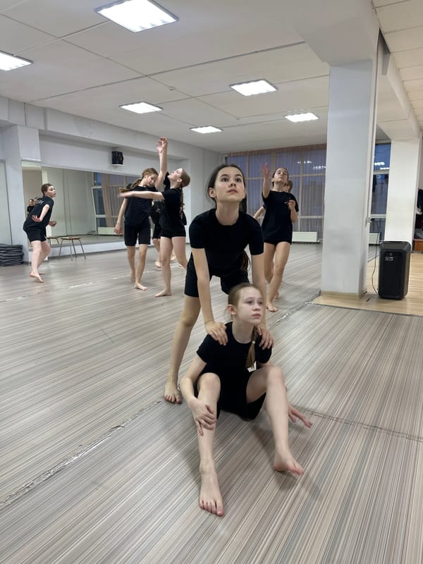 Young dancers practice evening session in Votkinsk studio