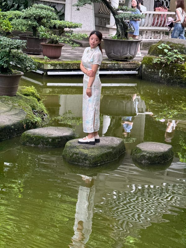 Photography sessions and street life documented in Yuzhong District