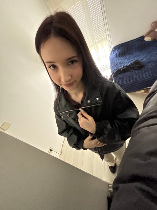 Elevator selfie session captured by witnesses in Cachan