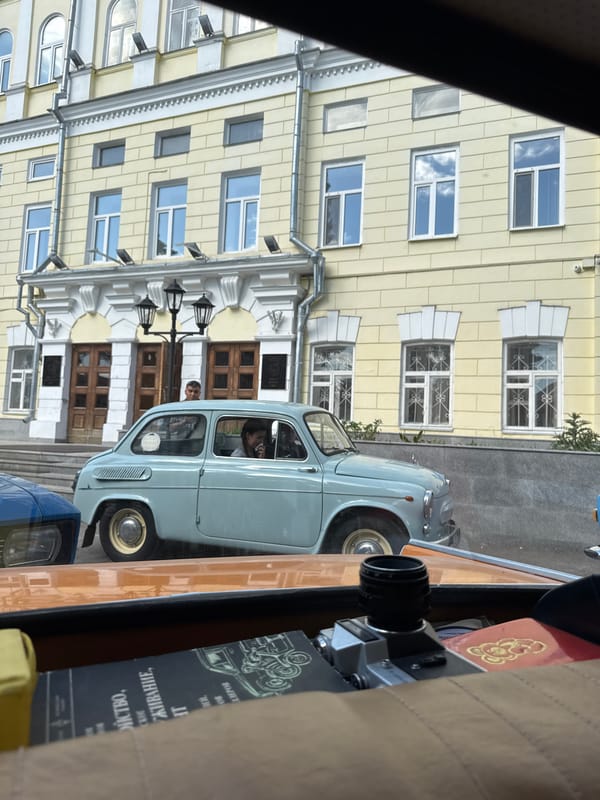 Vintage car gathering and flower photography session documented in Kazan