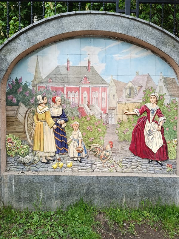 Moscow street scenes captured: murals, ribbons, flowers, restaurant displays