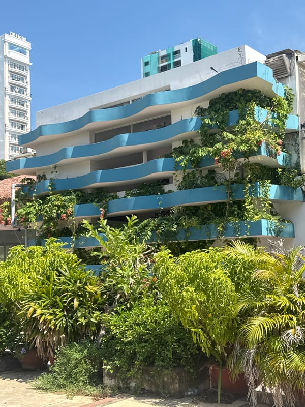 Nha Trang street, beach, and greenery in one sweep