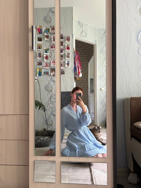 Mirror selfies and a sleepy Scottish Fold cat in Chaikovsky