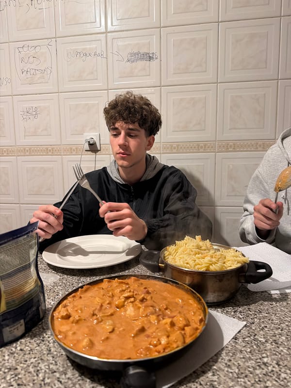 Evening Kitchen Gathering with Digital Chat in Bragança