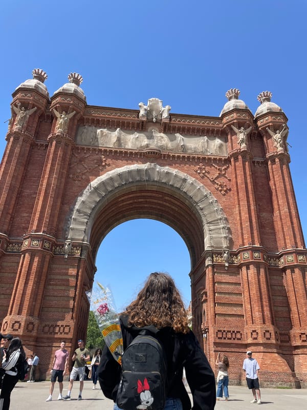 Book fair draws crowds near Arc de Triomf Barcelona