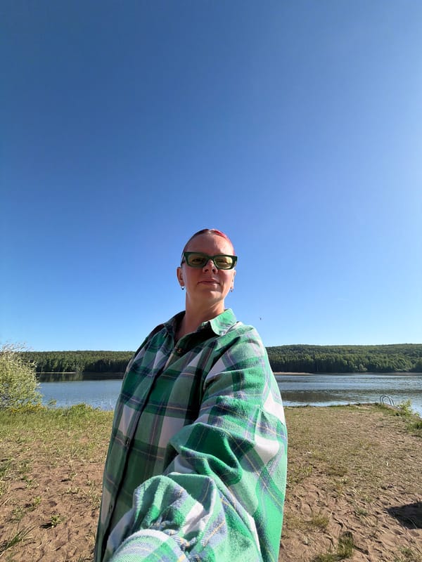 Morning lakeside photo session in Chaykovsky park, Russia