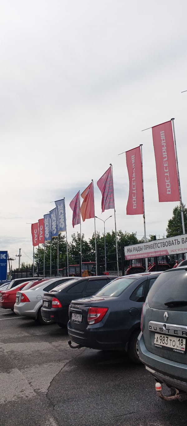 Everyday street-level activity around a commercial parking lot in Izhevsk