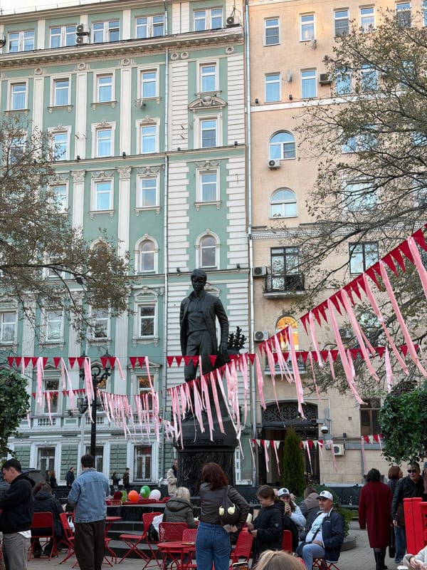 Moscow street life documented in 45-minute urban walk