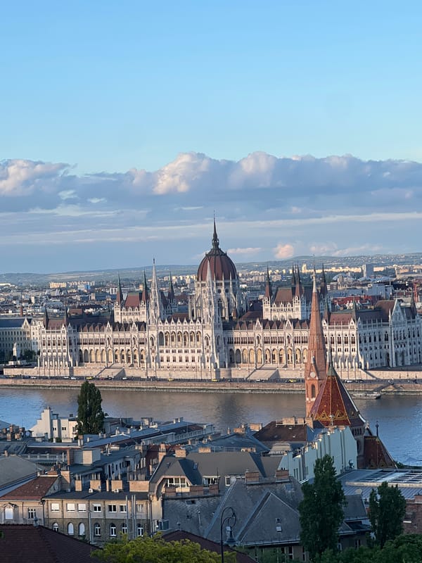 Tourist captures iconic Budapest landmarks on clear Sunday evening