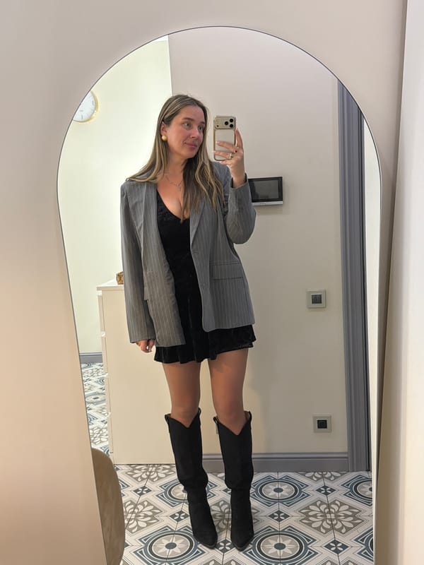 Woman takes mirror selfie in Moscow room