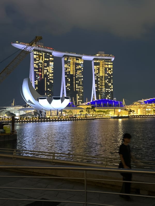 Nighttime Marina Bay photography captures Singapore's illuminated landmarks