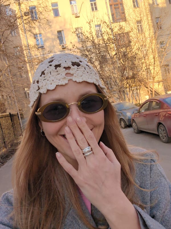 Casual moments captured across Moscow: selfies, theater, public art