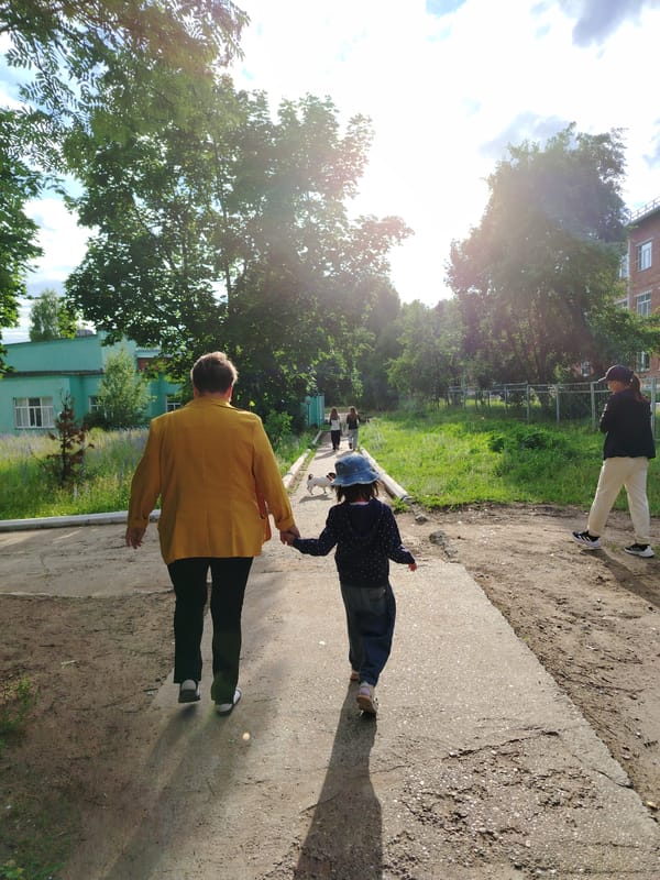 Sunny afternoon in Noviy, selfies and garden flowers
