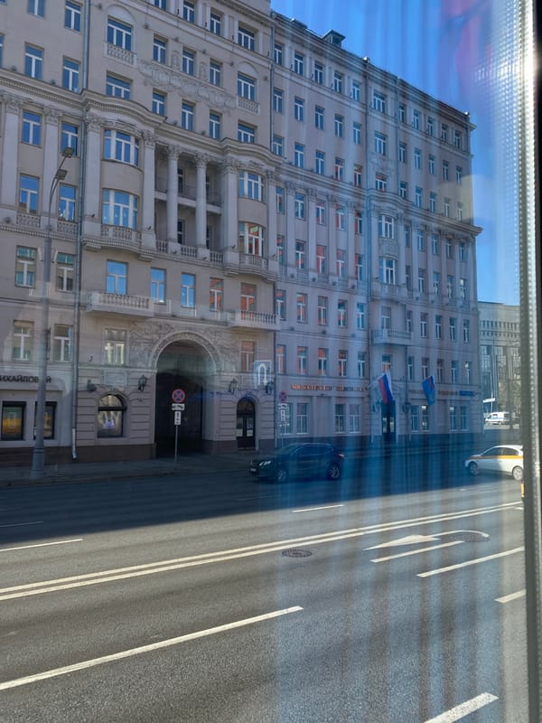Morning street scenes and government buildings observed in Moscow