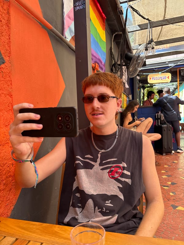 Casual photography session near pink building in São Paulo