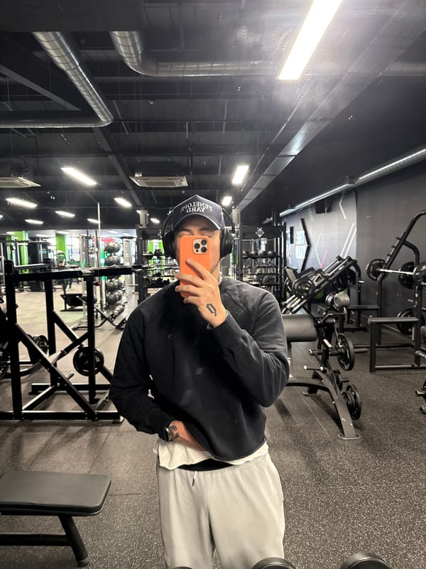 Gym selfie captured in Letchworth fitness facility
