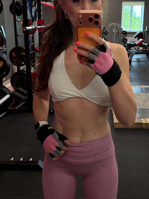 Woman takes gym selfies in Birobidzhan, Russia