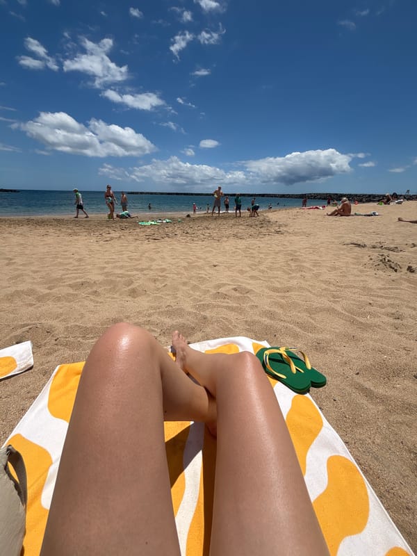 Sunny afternoon beach activities documented at Las Vistas, Arona