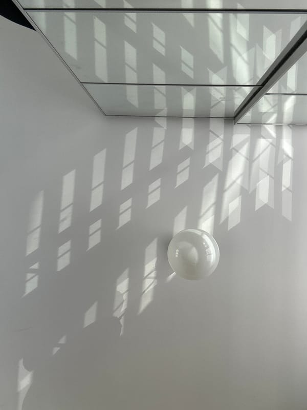 White sphere observed on geometric patterned surface in Tunbridge Wells