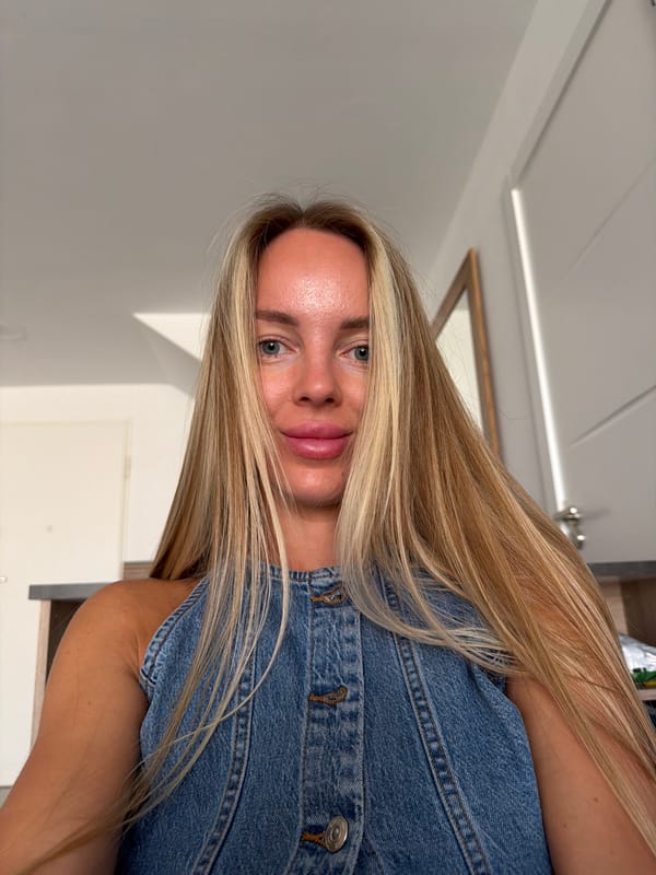 Lazy afternoon inside a Finestrat apartment, denim and sunlight