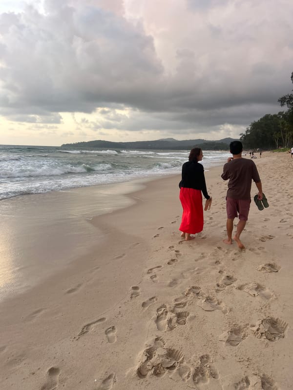 Sunset strolls and shoreline scenes at Choeng Thale beach