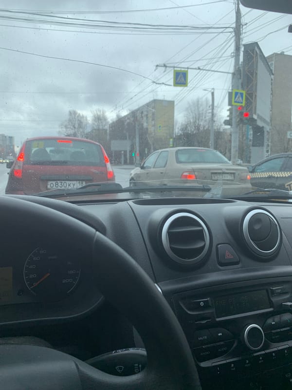 Morning scenes in Izhevsk: traffic jam and baby playtime