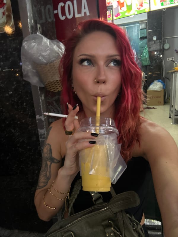 Late-night street food and selfies in Đà Nẵng