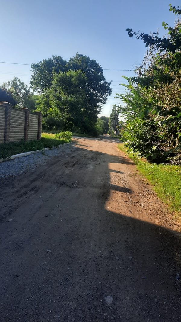 Street-level walk through a Ukrainian neighborhood, selfies included