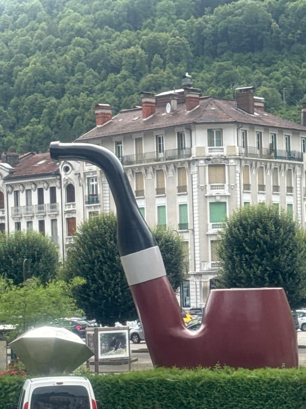 Street-level tour of Saint-Claude's pipe sculpture and surroundings
