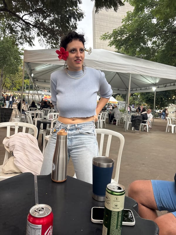Evening outdoor dining gathering in São Paulo draws locals