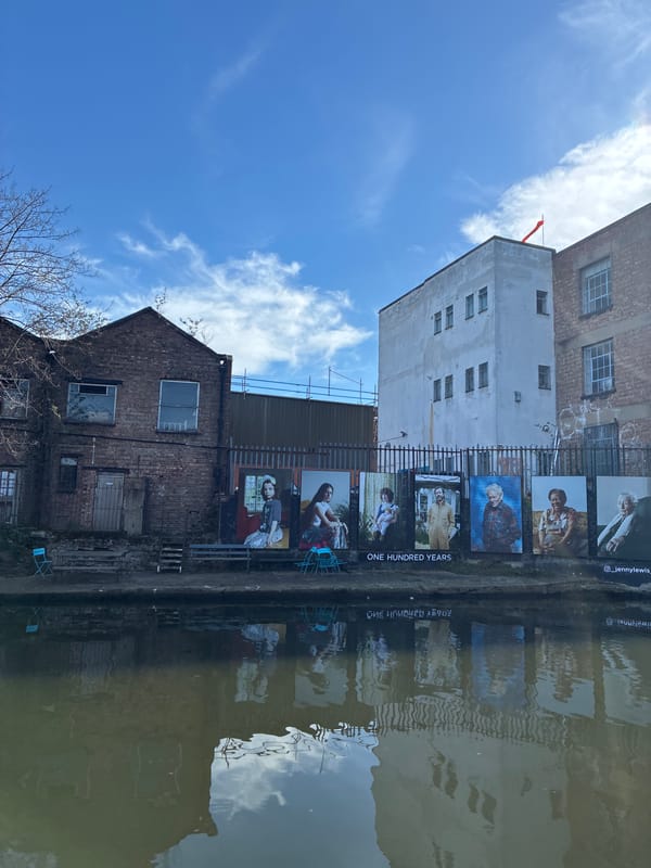 London canal activity documented during afternoon hour