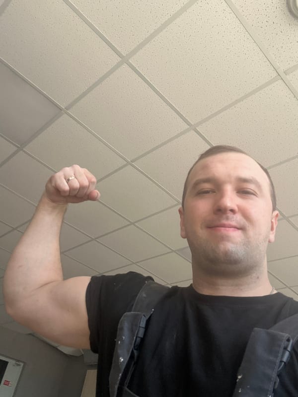 Man takes flexing selfies in Noviy workspace, hashtag images captured